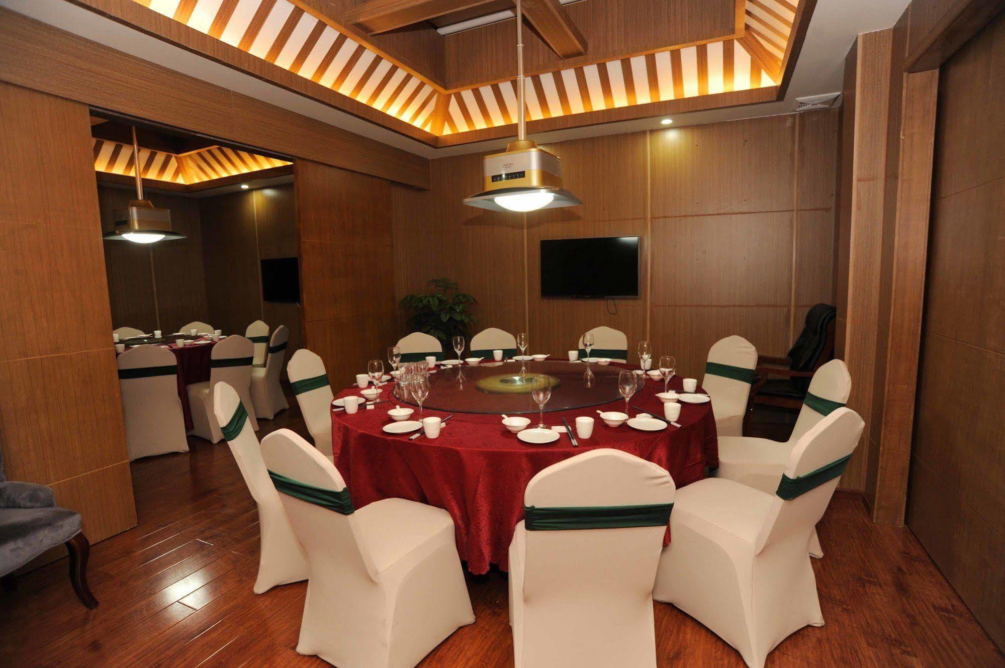 Chengdu Panda Prince Culture Hotel Exterior foto